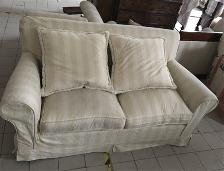 Divano a due posti rivestito in tessuto a righe color champagne (difetti)