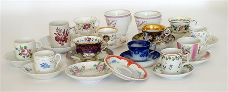 Lotto composto da quattordici tazze e sedici piattini di manifatture diverse,...