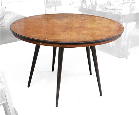 Tavolo tondo impiallacciato e bordato a quattro gambe tornite. Italia, anni...