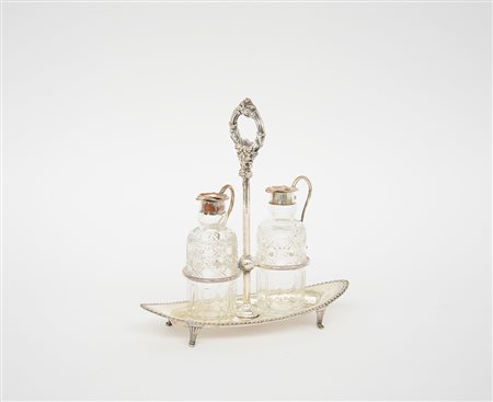 Cruet in metallo argentato e bottiglie con corpo in cristallo