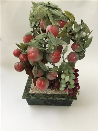 Pianta in pietra dura con frutti di pesca e grappoli d'uva (difetti)Cina,...