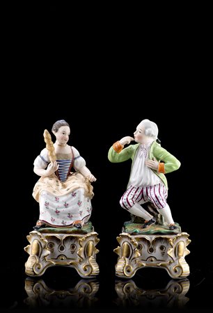 Manifattura francese, fine del secolo XIX. Due statuine portafiori in...