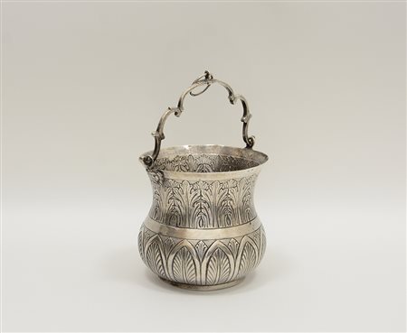 Secchiello in argento di forma circolare decorato con fasce di foglie...