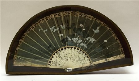 Ventaglio con stecche in madreperla traforata a volute con rilievi in oro,...