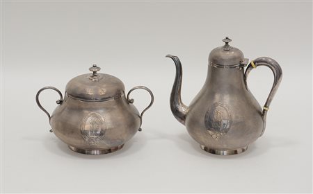 Caffettiera e zuccheriera in argento con corpo piriforme e superficie...