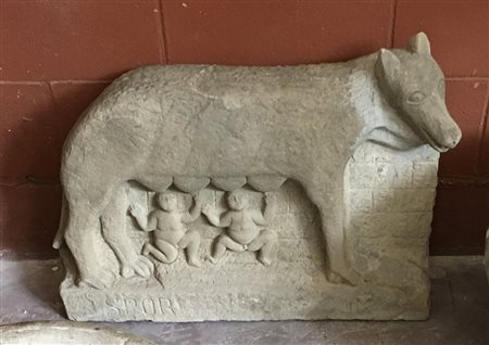 Scultura in pietra raffigurante la Lupa Capitolina (cm 78x53x22)(difetti e...