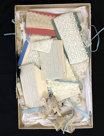 Lotto composto da varie metrature di pizzi al tombolo e colletti, misure...