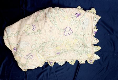 Copriletto in raso di seta rosa, con applicato ricamo punto a rete con motivi...