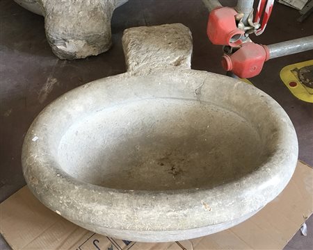 Mangiatoia da muro in marmo con vasca di forma ovale, secolo XIX (cm 76x30x53...