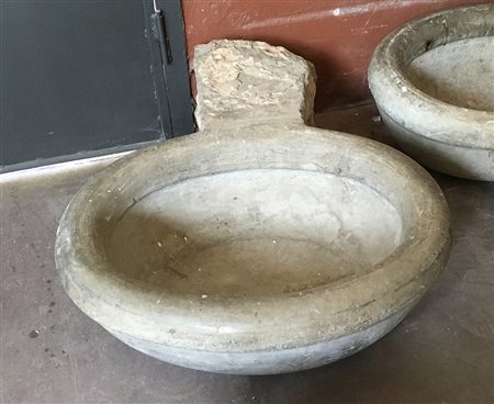 Mangiatoia da muro in marmo con vasca di forma ovale, secolo XIX (cm 74x30x55...