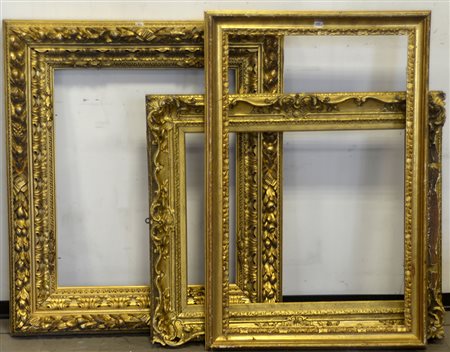 Lotto composto da tre cornici in legno dorato di diversa epoca a dimensione...