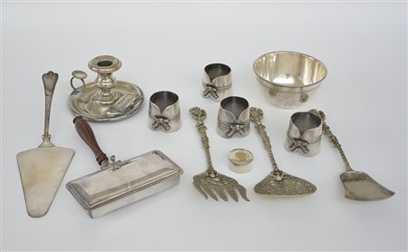 Lotto composto da dodici oggetti diversi in metallo argentato (difetti)