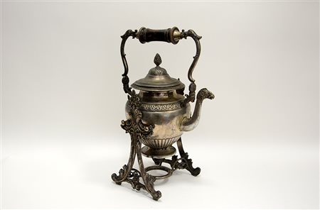 Samovar in argento. Bollitore decorato a costolatura e motivi fogliati....