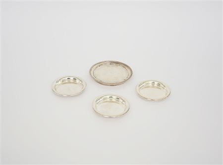 Lotto composto da tre sottobicchieri e un sottobottiglia in metallo argentato