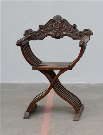 Poltrona del tipo "Savonarola" in legno a tinta scura (difetti)