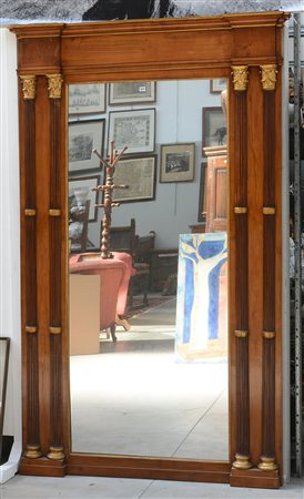 Grande specchiera con cornice in noce decorata con doppie semicolonne...