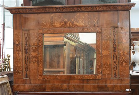 Caminiera con cornice lastronata in noce e intarsiata a volute e motivi...