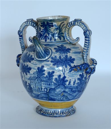 Versatoio biansato in maiolica con decorazione in monocromia turchina a...