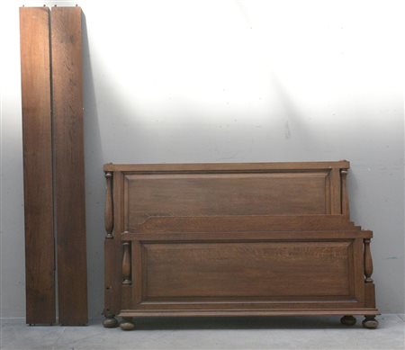 Letto ad una piazza e mezzo con montanti a colonna tornita (difetti)