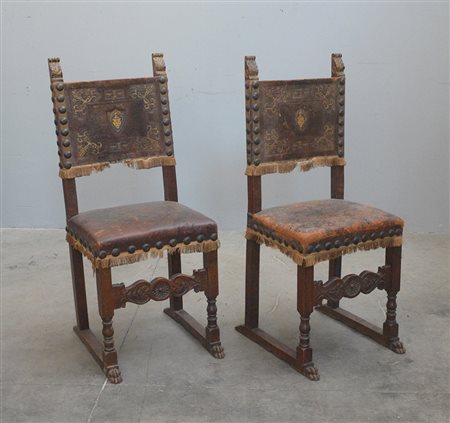 Coppia di sedie "neorinascimentali" con schienale decorato da pinnacoli...