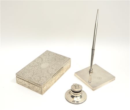 Lotto composto da una scatola in legno rivestita in lamina d'argento e un...