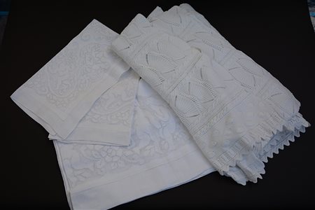 Lotto composto da un copriletto ad uncinetto in cotone con decoro “allover” a...