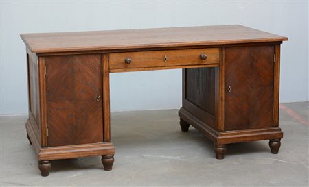 Scrivania in rovere con cassetto sottopiano e due ante laterali (cm...