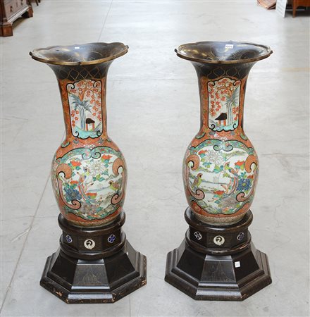 Coppia di vasi in porcellana policroma e laccature decorati con figure e...