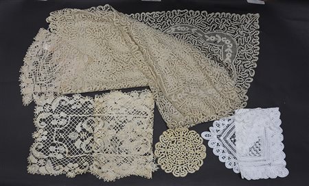 Tovaglietta in pizzo di Cantù unito a quattro centri in varie fogge e...
