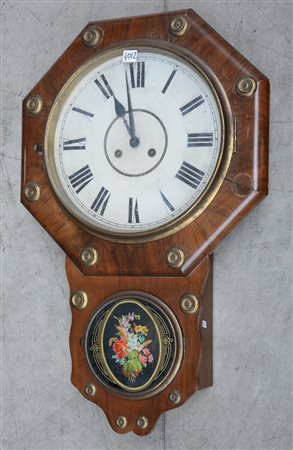 Orologio da parete ottagonale con cassa in legno e quadrante a numeri romani...