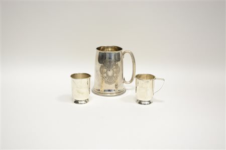 Lotto composto da un tankard e due piccoli bicchieri in argento (g 400 ca.)