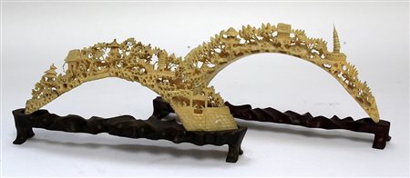 Due zanne in avorio intagliato con basi in legno. Cina, inizio secolo XX...