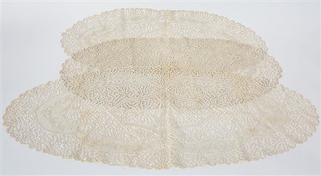 Pizzi, Tre centri ovali in pizzo, Italia - città di Cantù, inizio secolo XX....