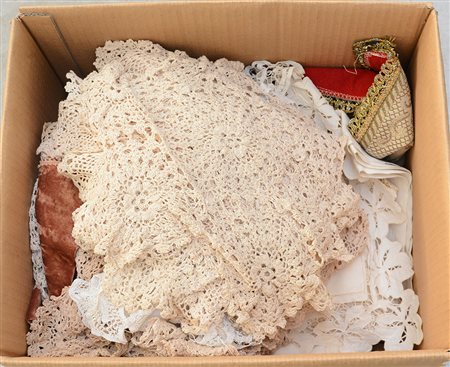 Cartone contenente numerosi centrini lavorati al tombolo, pizzo di cantù,...