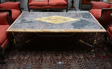 Piano rettangolare in marmo rosso venato, motivo romboidale e cornice esterna...