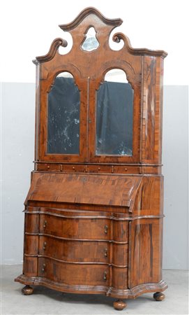 Mobile a due corpi lastronato in noce e radica di noce; parte inferiore a tre...