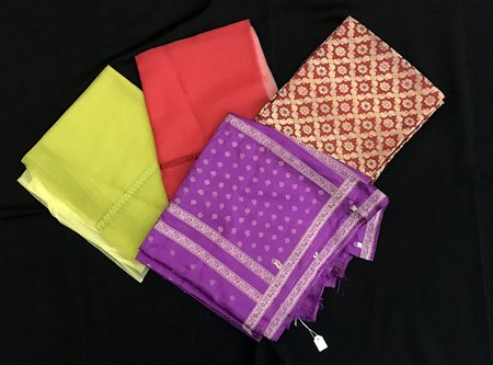 Lotto composto da quattro scialli di cui due stole in seta grezza nei colori...