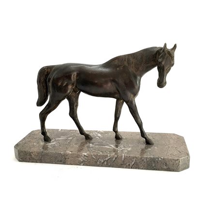 Scultura in bronzo raffigurante cavallo (h cm 23) poggiante su base in marmo...