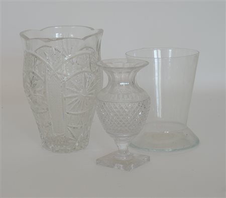 Lotto composto da tre vasi in vetro e cristallo (difetti)