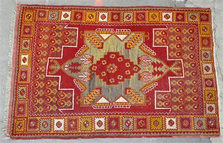 Tappeto Bergama, Anatolia secolo XXDisegno con medaglione a doppia nicchia...