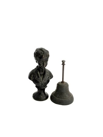 Lotto composto da una scultura in bronzo raffigurante busto di bambina (h cm...