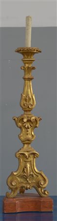 Candeliere di forma sagomata in legno intagliato e dorato su base dipinta a...