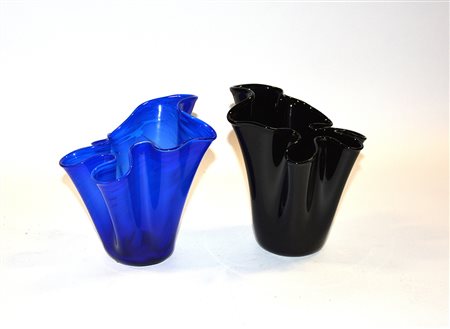 Lotto composto da due vasi a fazzoletto, uno in vetro opacizzato nero e uno...