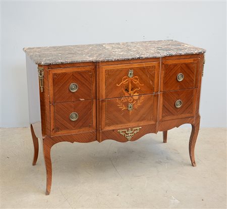 Comò con fronte sagomato a due cassetti lastronato in bois de rose e bois...