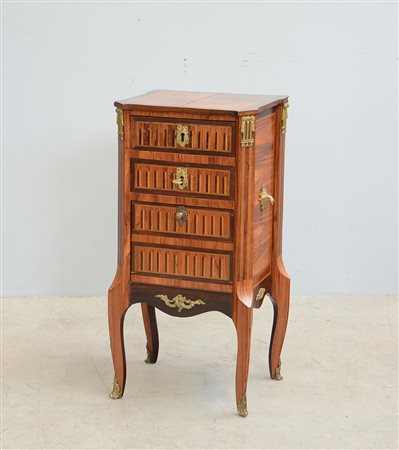 Comodino di forma sagomata lastronato in bois de rose e bois violet,...