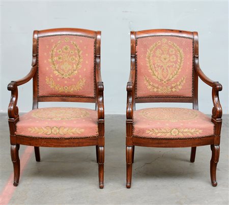 Coppia di poltrone con montanti e gambe anteriori sagomate e intagliate,...