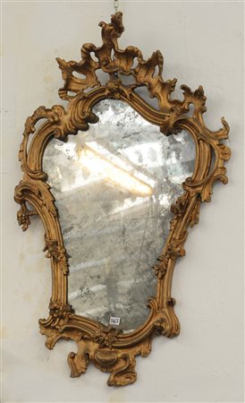 Specchiera di gusto Rococò con cornice in legno intagliato e dorato devorata...