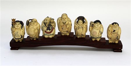 Gruppo di sette saggi in avorio con base in legno. Cina, inizio secolo XX (h...