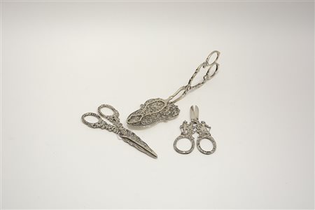 Lotto composto da due forbici e una pinza da dolce in argento (g 140 ca.)