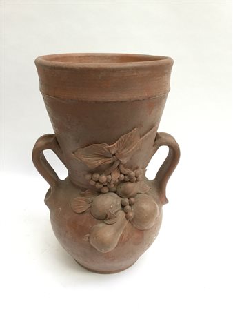 Vaso in terracotta decorato con frutti in altorilievo(difetti)